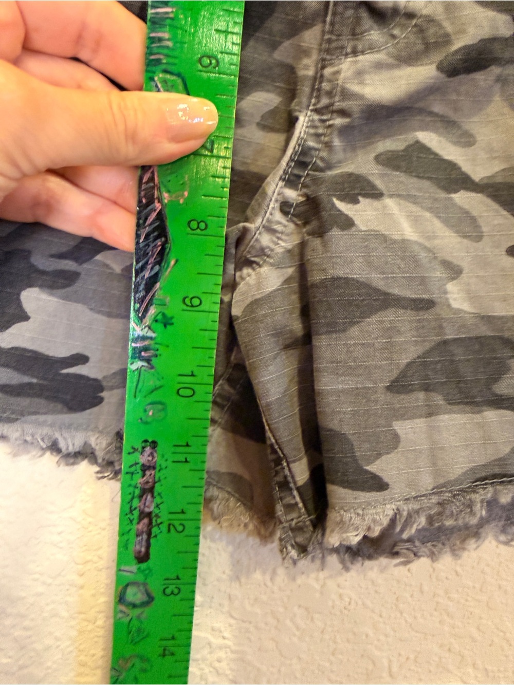 Haute Hippie Women’s Gray Camo Frayed Hem Button Fly Shorts Sz 26 - Picture 7 of 7